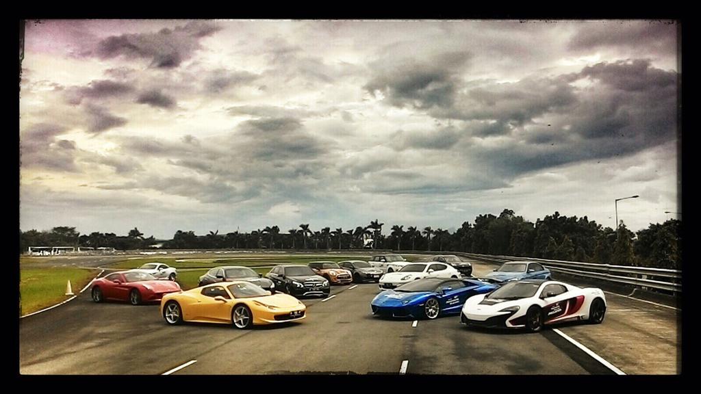 majalahautocar's tweet photo. It's a wrap! #pertamaxracing and #pertamaxplus, recommended! @pertamaxIND #pertamaxIND http://t.co/vdKxFKdF24