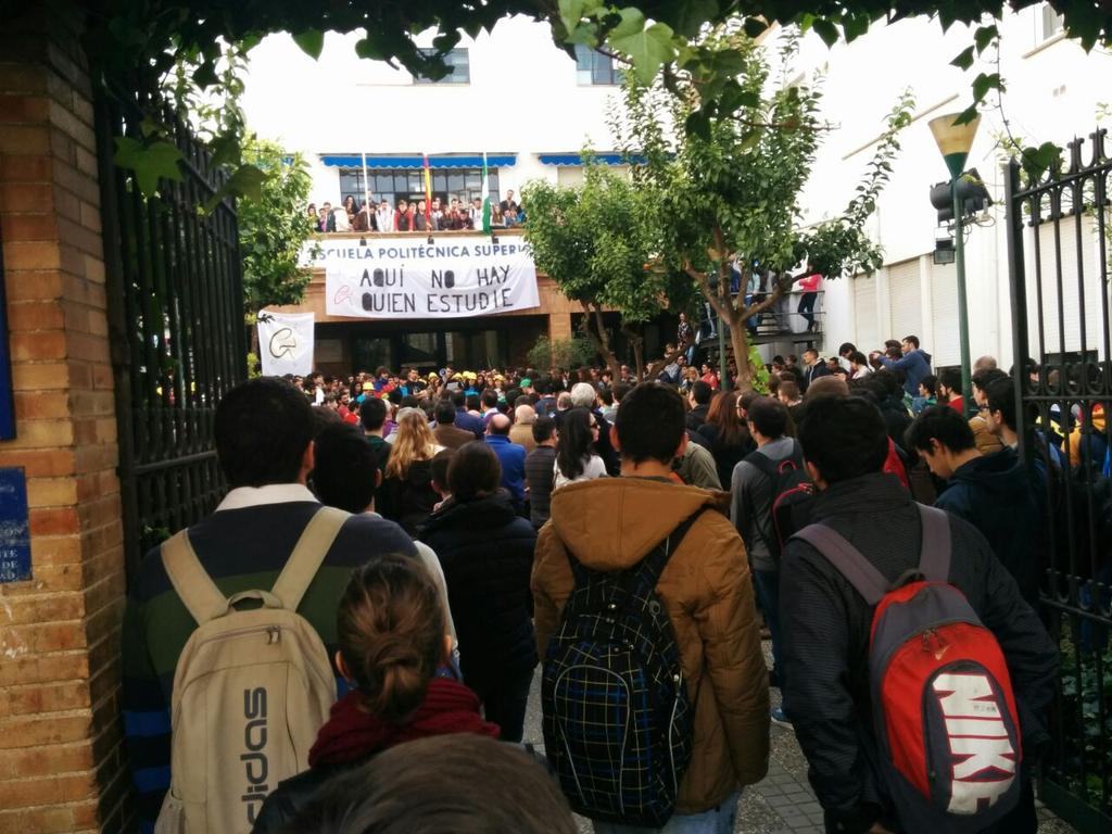 TwitdelMAE's tweet photo. Está teniendo lugar una concentración (700 personas aprox) en la Escuela Politécnica por el mal estado de la facultad http://t.co/F8NvBctjTN