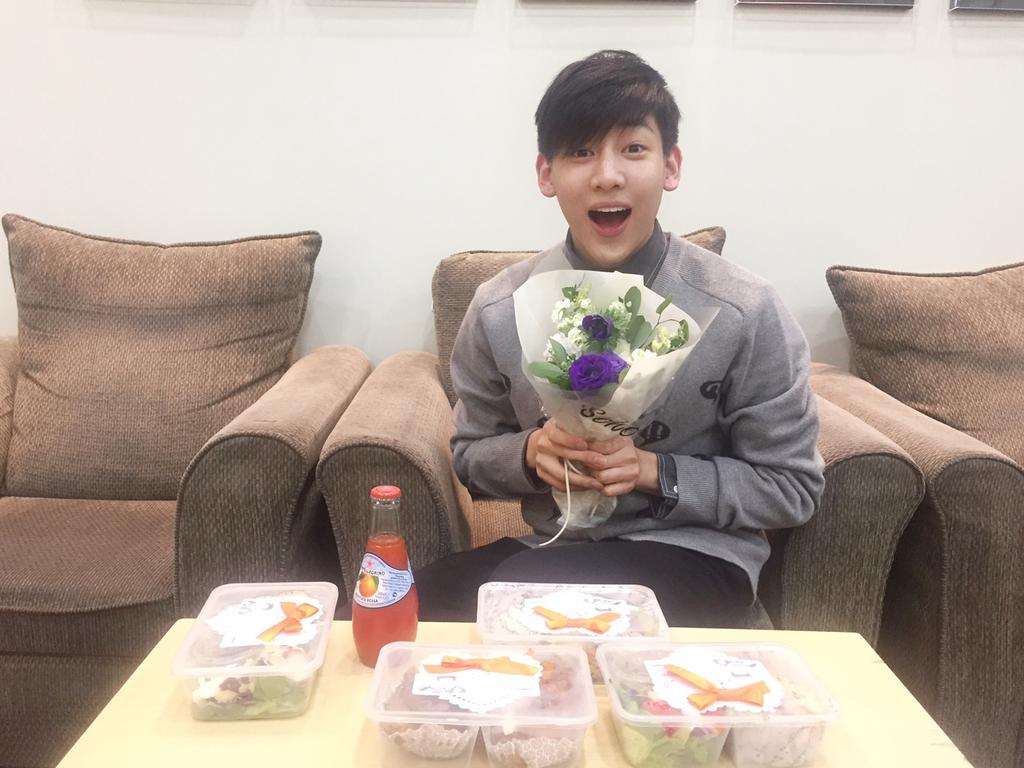 GOT7World's tweet photo. (TWITTER) 04.03.15 - Atualização da conta oficial "Muito obrigado por todo o apoio de vocês! Amo vocês I GOT7♡" http://t.co/POadvAIP3C