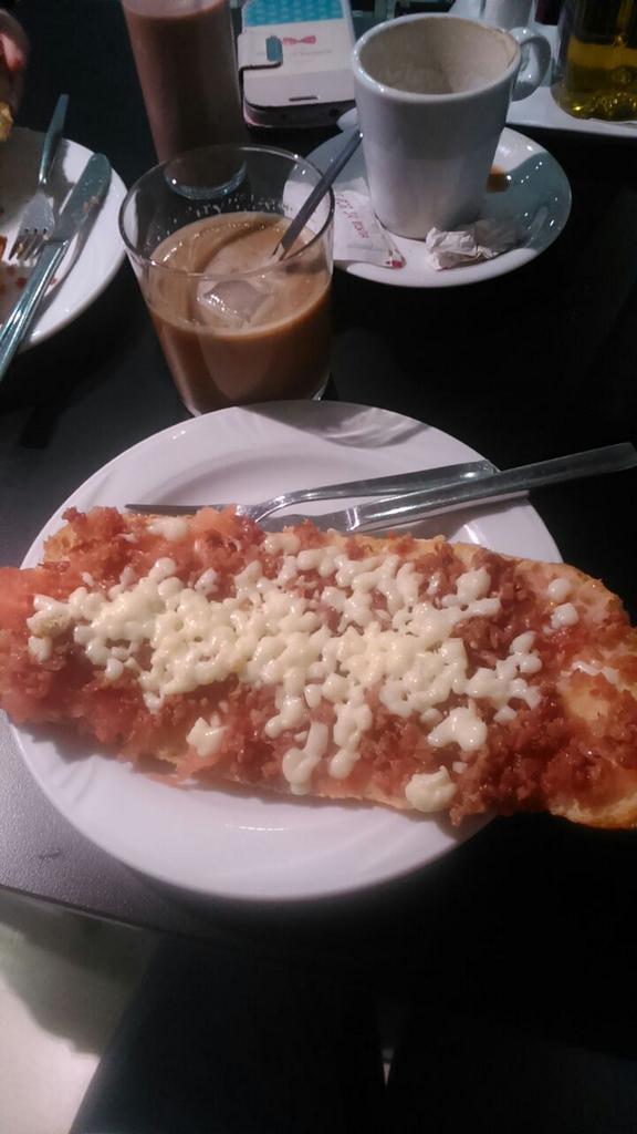 Dani_d_g's tweet photo. Riquísimas las tostadas de los 80 :) desayunito con @desimoreno14 #Jaen #BuenosDias http://t.co/CmTnUMU5Wv