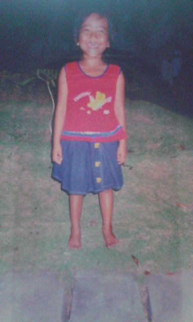Jaman dulu baju paling favorit, badan juga masih kurus, happy (dilihat dari senyumnya, lepassss! ) Haha