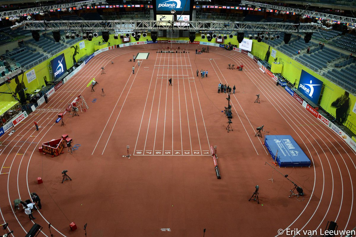 De O2 Arena is indrukwekkend groot en hoog. #EKIndoor #Praag2015