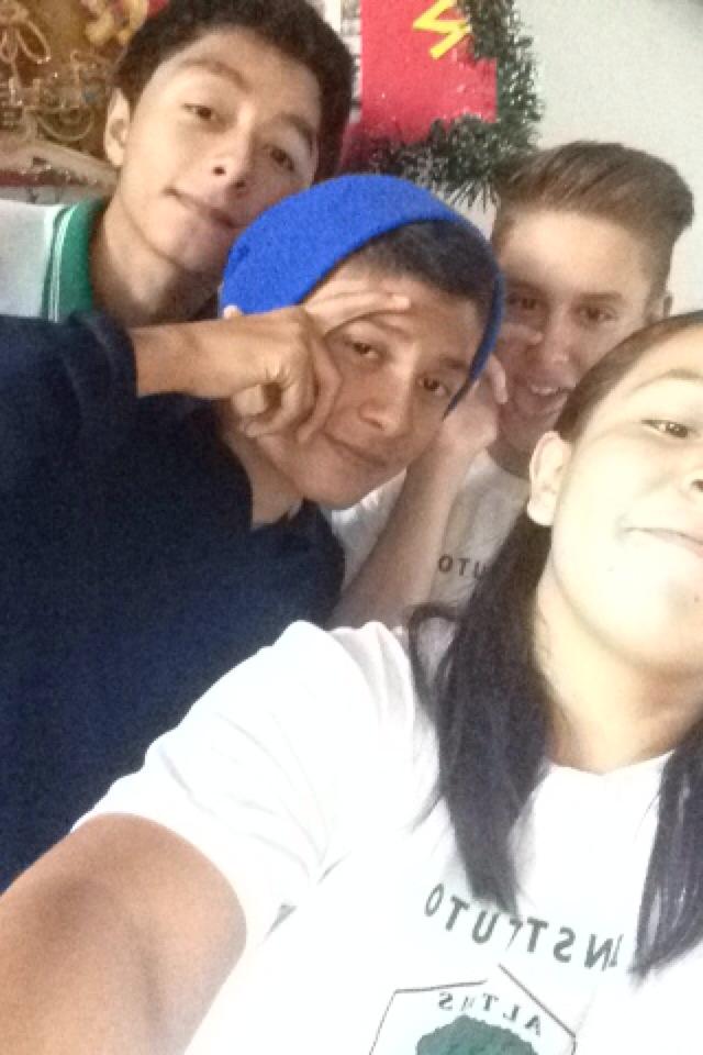 Victor_cr7Solis's tweet photo. #selfie #escuela #amigos #BFF http://t.co/ofdgna370y