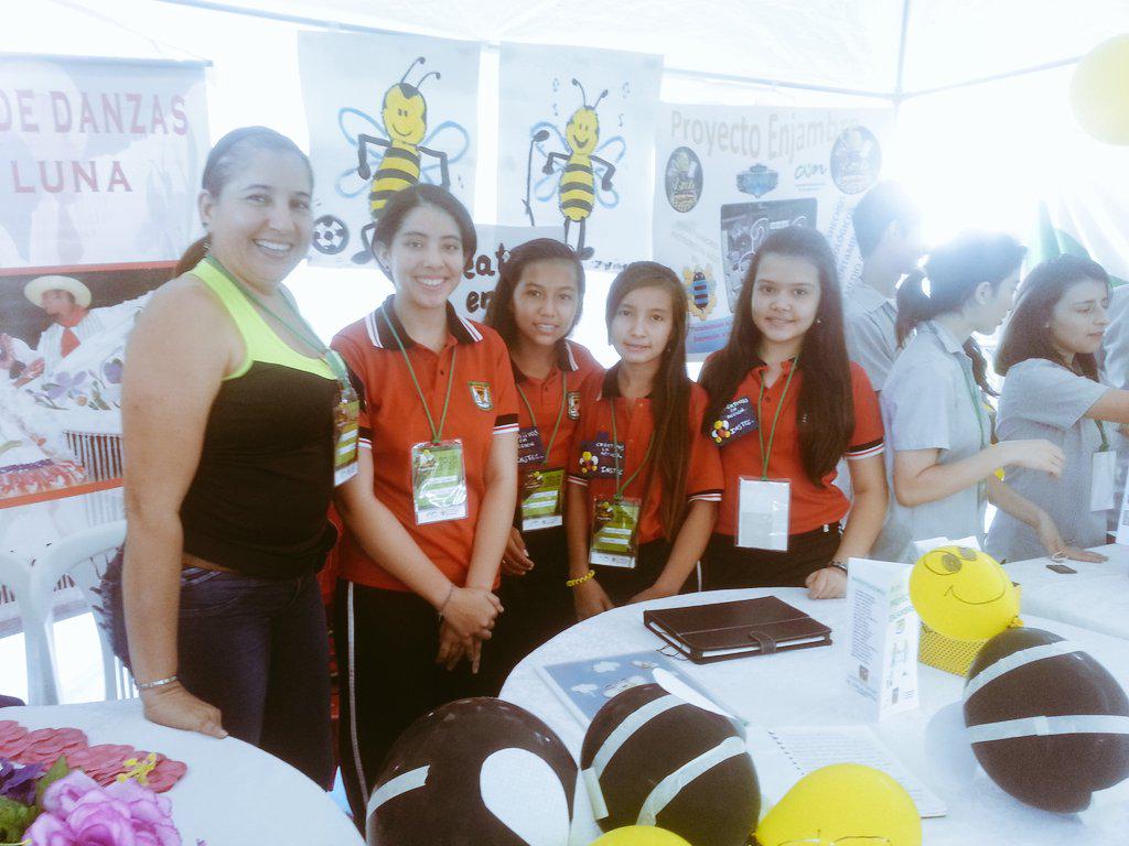 SecTICNorte's tweet photo. 18 grupos de investigación fueron presentados a traves del proyecto Enjambre fortaleciendo la educacion en NDS http://t.co/PWyiQCTNAB