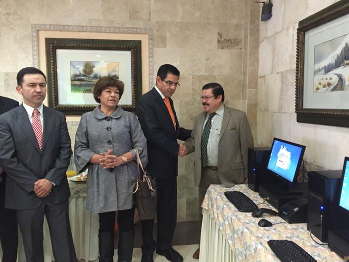 LailaChemor's tweet photo. #EdoMex #Toluca @EnriqueJacobR entrega apoyos #FNE2014 @INADEM_SE #CanacoToluca @SE_mx @fcervantes5 http://t.co/e3CP6TOHp2