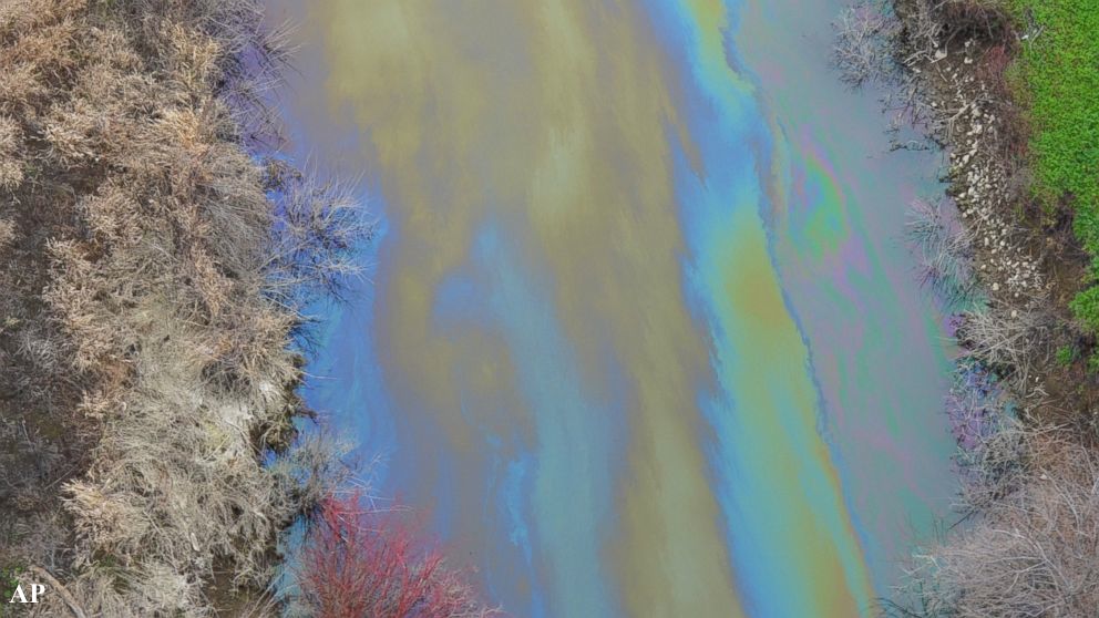 ABC's tweet image. 1,500 gallons of used motor oil leak into Washington river, covering ducks and geese in oil. abcn.ws/1AFXIoo