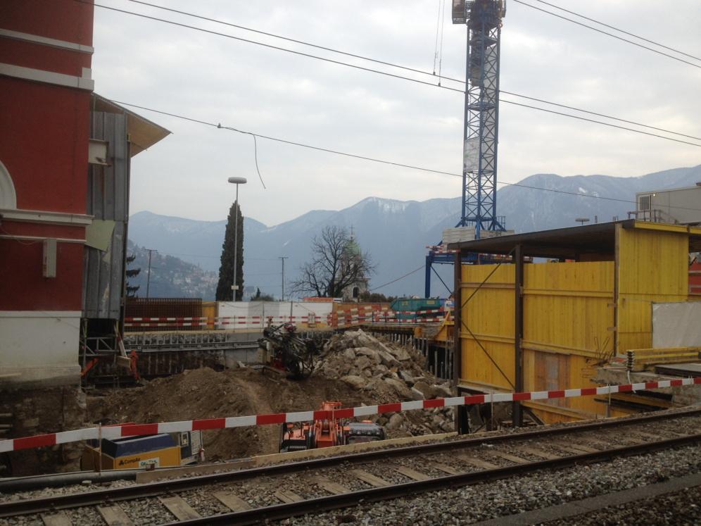 AngeloJelmini's tweet photo. Cresce la voragine in stazione, smantellato l'arrivo del funicolare, lo scavo continua, ma presto ricostruiremo ... http://t.co/66hxgSO9yM