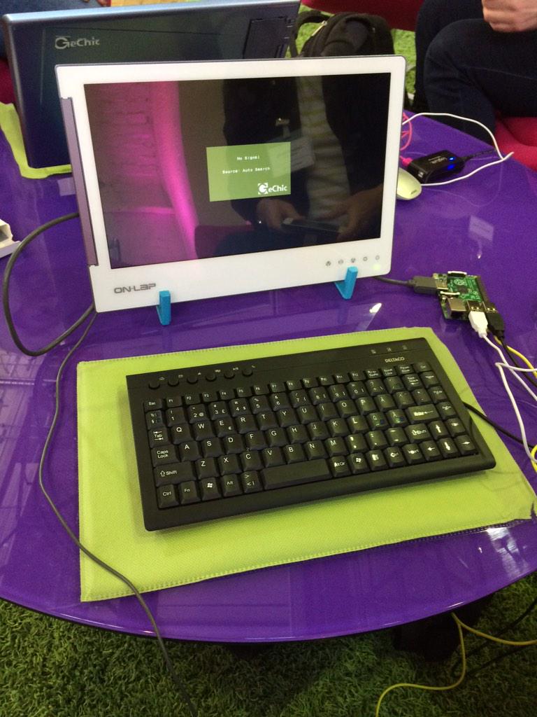 HHurve's tweet photo. Bygger dator! #tgl #makerdays #raspberry pi http://t.co/MiM5h1Hxb8