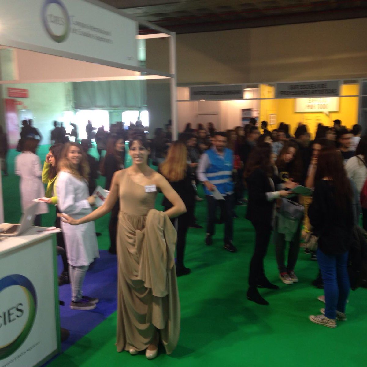 GrupoEIP's tweet photo. Avanza la mañana pero seguimos sin parar de dar información sobre nuestras titulaciones en @FeriaAula #porfolioCIES http://t.co/U2CRrU4YiR