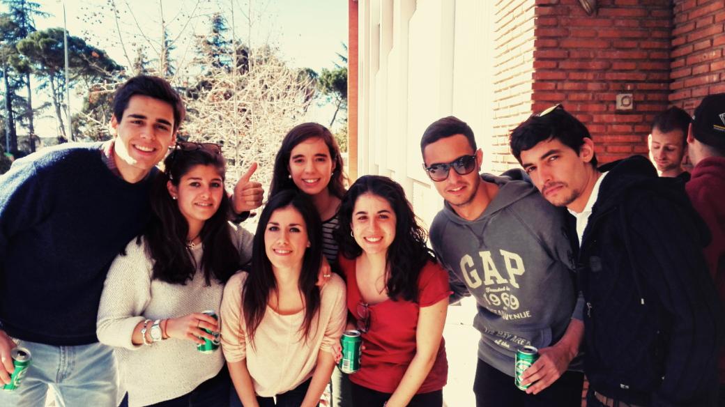 Andrea_gsanz's tweet photo. De cervecitas gracias al amigoooo @alex_vizan @McCuqui @carolinagabviz @SaraLopezC_ @JimzDiego http://t.co/sZhuCXfICl