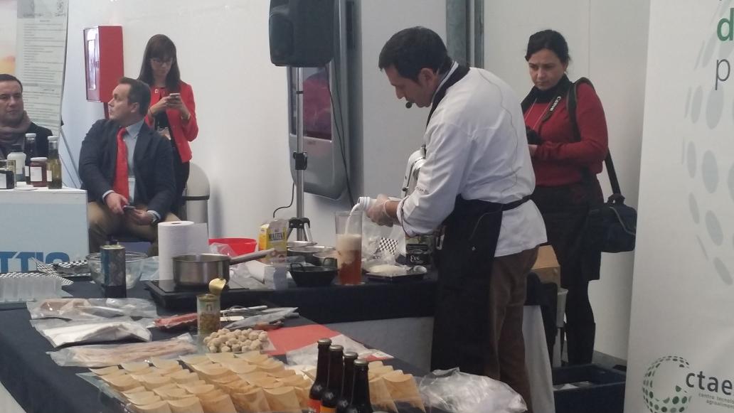 jorgeosuna666's tweet photo. Fabricando 'barandinas' con mousse de cerveza. Sí. Es leche en cerveza. En #meetMITTIC @CTAEX_CIT @FundecytPCTEX http://t.co/vOmdjzUdjs