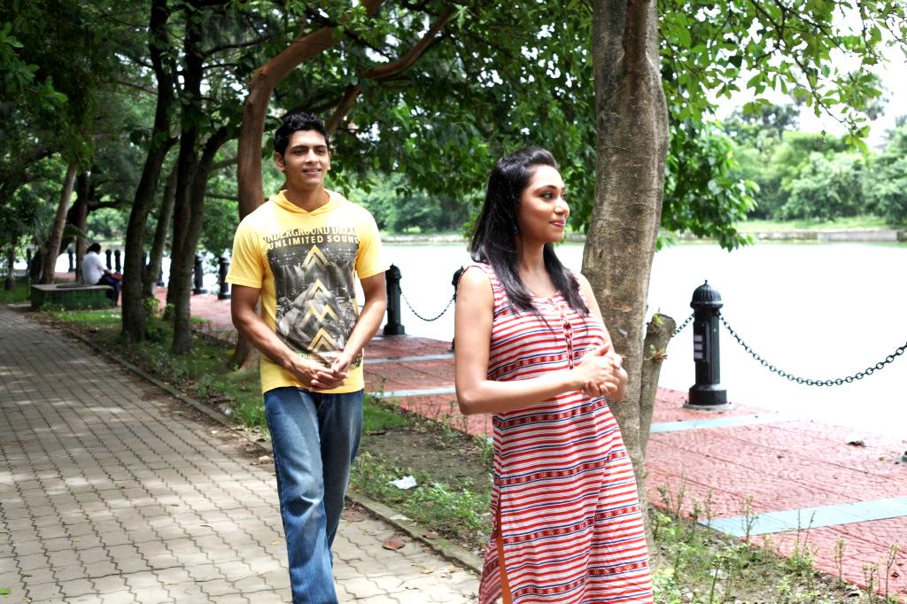 PBFilmsKolkata's tweet photo. এই যে চোখে চোখে ঝমঝমে বৃষ্টি, পড়েছে বর্ষাতি মন...
Listen to #EkDuiTeen http://t.co/KKPDXRvaZY once again from #KTAT http://t.co/Gm2SBtB0hf