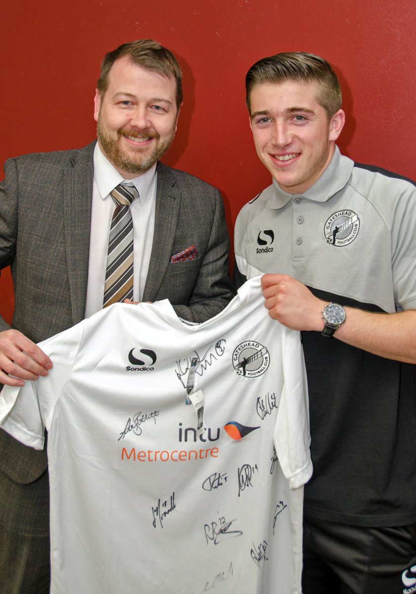 DETSLtd's tweet photo. @Rchrdbnntt4 being presented with a signed shirt by man of the match @lyndengooch11. Photo courtesy of @neilsmaf. http://t.co/uAUpBUQkal