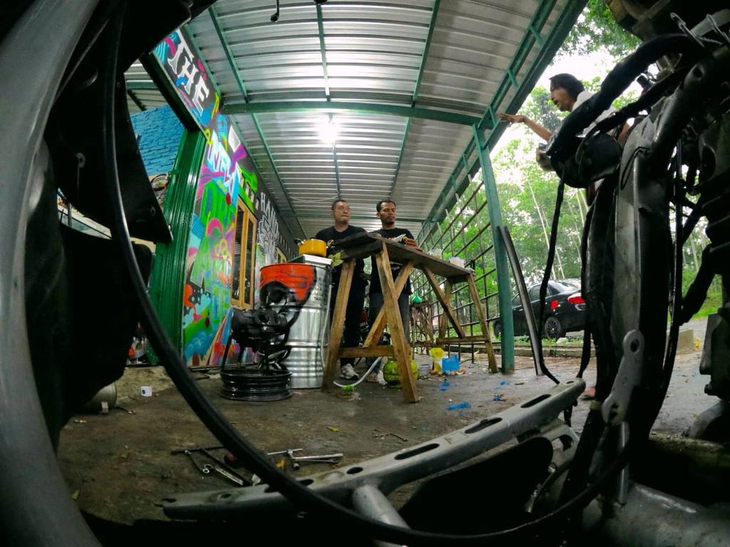 FoodandRock_'s tweet photo. Shoot Food And Rock @chefharyo with @psychoengine at Psycho Engine Garage http://t.co/xl5OXBWTpy