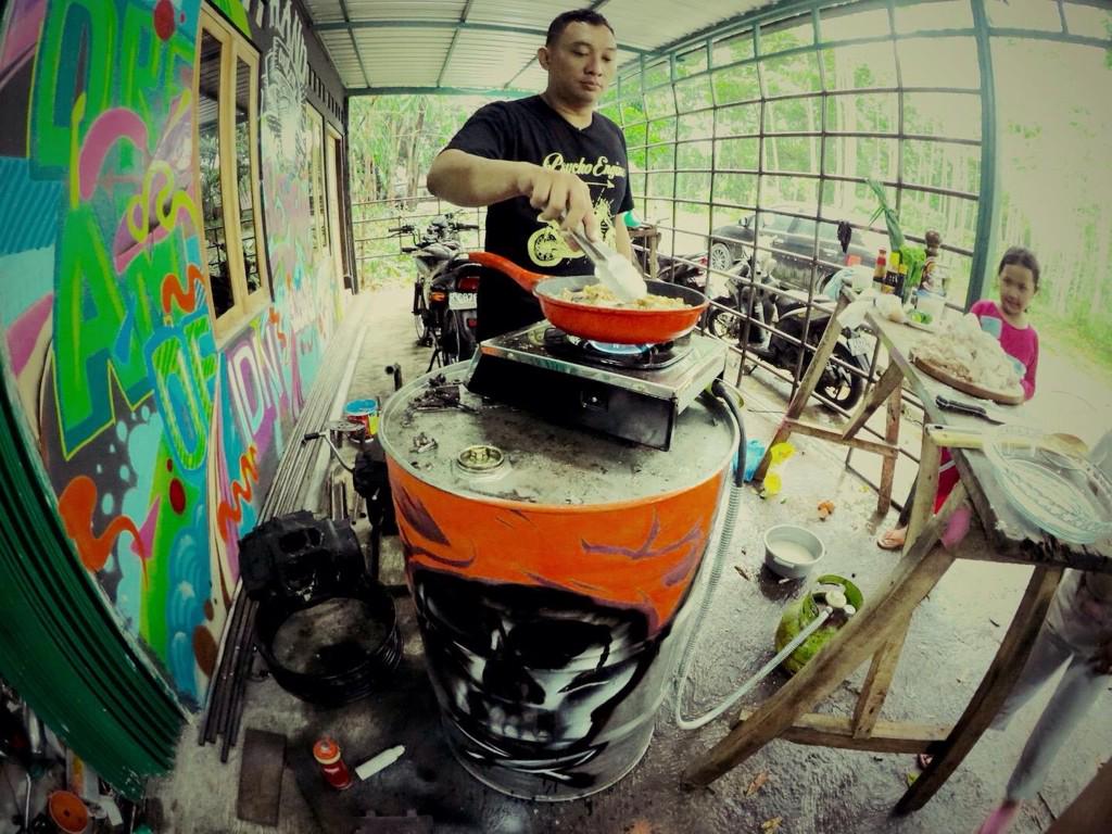 FoodandRock_'s tweet photo. Shoot Food And Rock @chefharyo with @psychoengine at Psycho Engine Garage http://t.co/xl5OXBWTpy