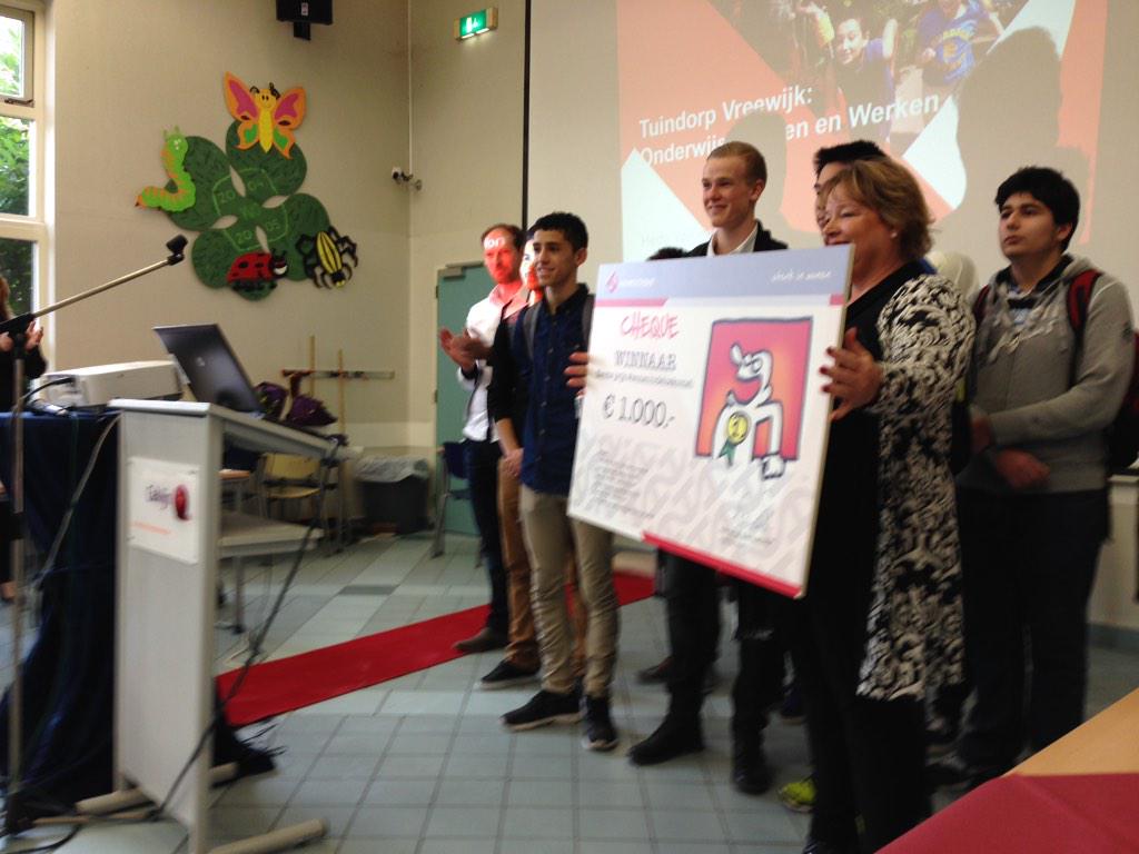 a_kster's tweet photo. Hedy vd Berk reikt tijdens opening I Tech You paviljoen in #vreewijk prijs uit aan leerlingen Calvijncollege http://t.co/QrULi7x8M8