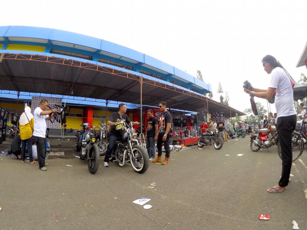 FoodandRock_'s tweet photo. Shoot Food And Rock @chefharyo with @psychoengine at GOR Satria Purwokerto http://t.co/RGSoVGreYd
