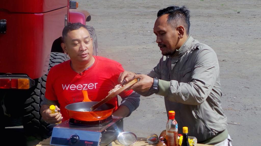 FoodandRock_'s tweet photo. Shoot Food And Rock @chefharyo with Donny Studio Motor at Bromo Mountain http://t.co/DNOfQDMwC7