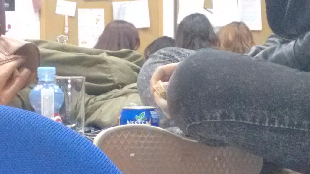 RadicalesFCOM's tweet photo. El turrón con Nestea de la del pelo de colores (@vntrvst ) de @AlumnosFcom es lo que nos queda... #AbajoDelega http://t.co/kQNKVTDd6u