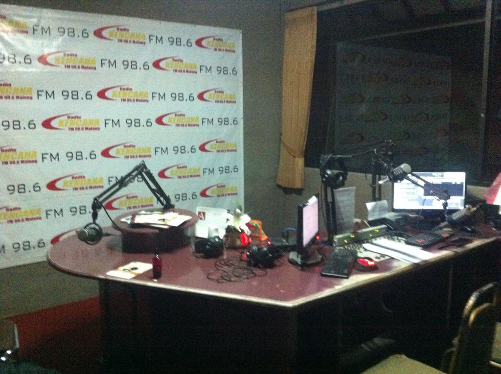 Ntar lg kita on air di @RadioKencana nih guys!!