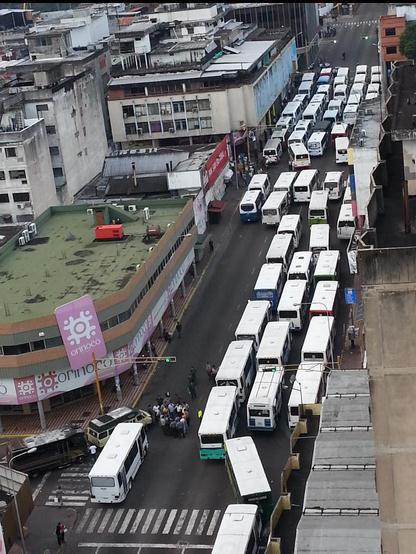 lorearraiz's tweet photo. No sé quién tomó tan buena foto que muestra al transporte estacionado como forma de protesta #Tachira http://t.co/rAOBXfE7ae