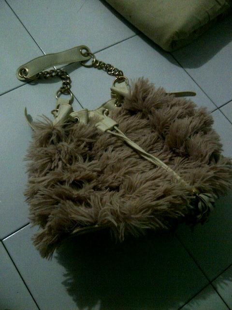 #sell or #barter tas import bulu bulu lucu gituuuu, blm pernah dipake. Minus? Next pict.