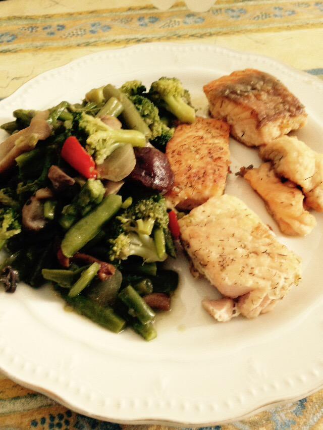 OperacinBikini1's tweet photo. Filete de salmón con verduras al vapor 👌👌 http://t.co/0EUTLxBtLL
