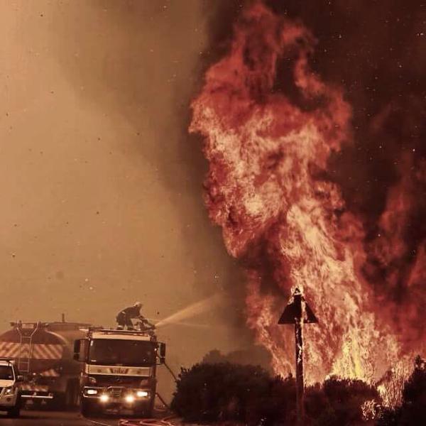 fbotha1's tweet photo. S/O to all the brave firefighters battling to contain the #CapeFire http://t.co/A7DfoyANrf