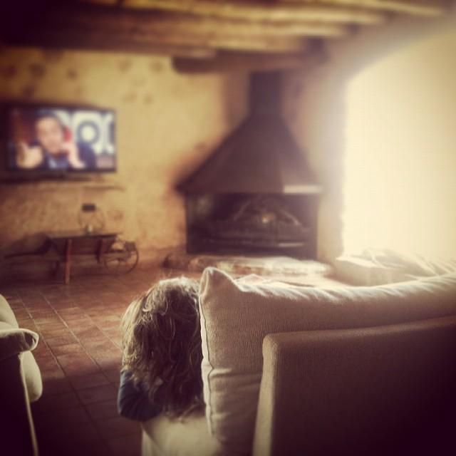 cat_testimo's tweet image. Dies com avui més val quedar-se a casa!! #sofaymanta #migdiada #soñar #siestatime #llardefoc #lluvia #pluja #almalt…