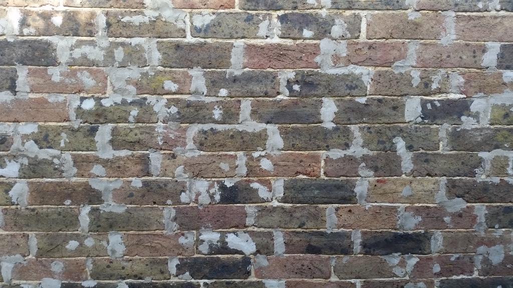 desbruslaissurv's tweet image. Quite possible the worst piece of repointing you will see. #diydisasters