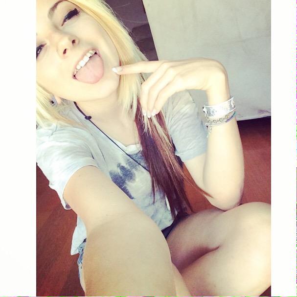 “@_smashpass: Quote with your favorite selfie 😘 &amp; what state you live in 🏡😊” Ireland ✌️