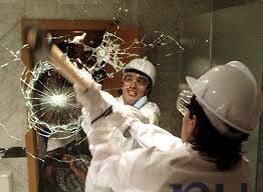 El FCB finalista de Copa. Llegan los primer operarios a los baños del Bernabéu ...