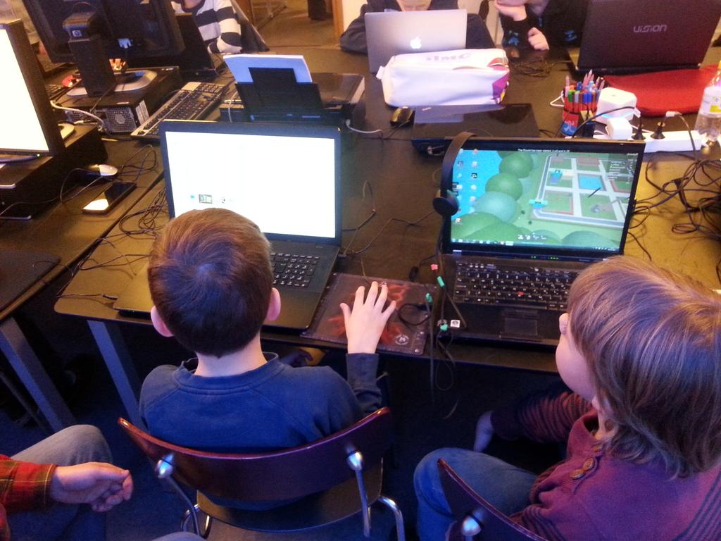 andershjortskov's tweet image. Hovedbiblioteket i Aarhus præsenterer alle workshops for #codingpirates i dag! Spilprogrammørerne er i gang.