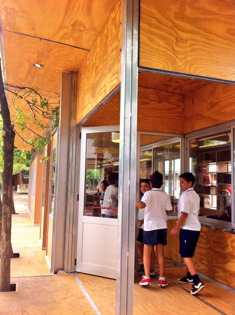 Amo esta escuela! Que lindo llegar y encontrar una biblioteca en el patio! #integralfisherton #ifeifisherton