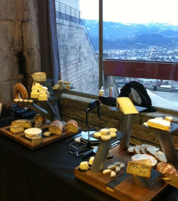 LesAlpages's tweet photo. Plateau de #fromage avec vue ! Bon anniversaire A. Raymond !
#playgrenoble http://t.co/I6aX2yNJXq