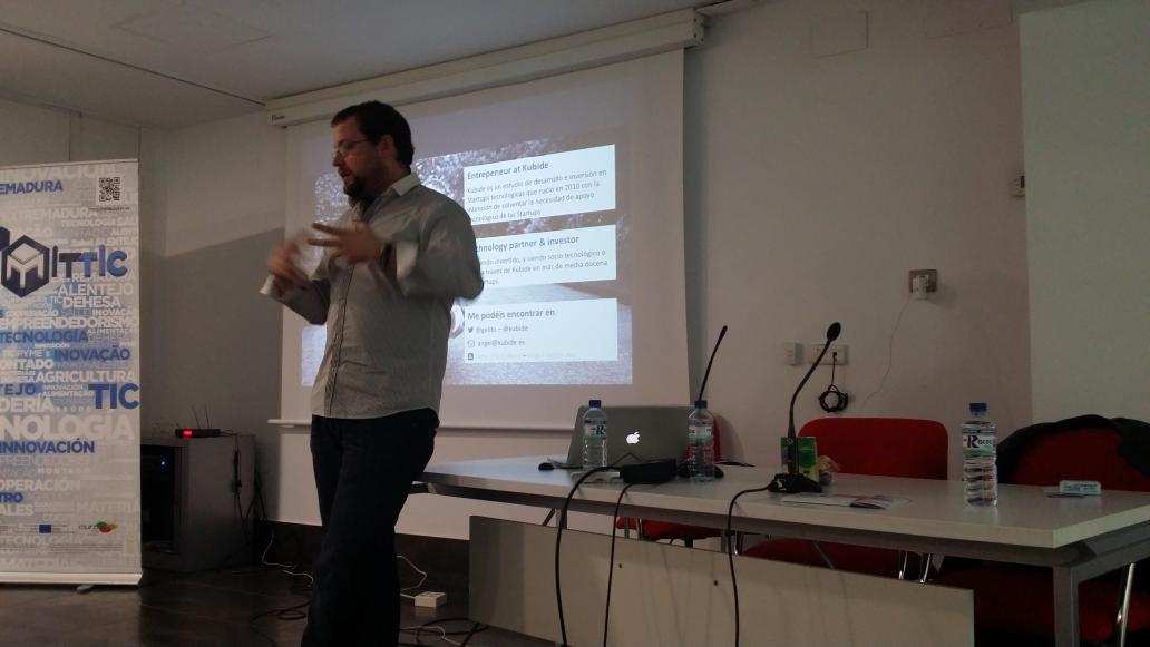 jorgeosuna666's tweet photo. @gelito @kubide narra por qué hace lo que hace como lo hace. @payperthink #meetMITTIC @FundecytPCTEX http://t.co/j6UBBLNFiH