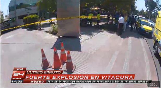 24HorasTVN's tweet photo. #Urgente24H  Fuga de gas genera explosión en Luis Pasteur con avenida Vitacura → http://t.co/KJWuEEQw0U http://t.co/UxB6MdY2Hb