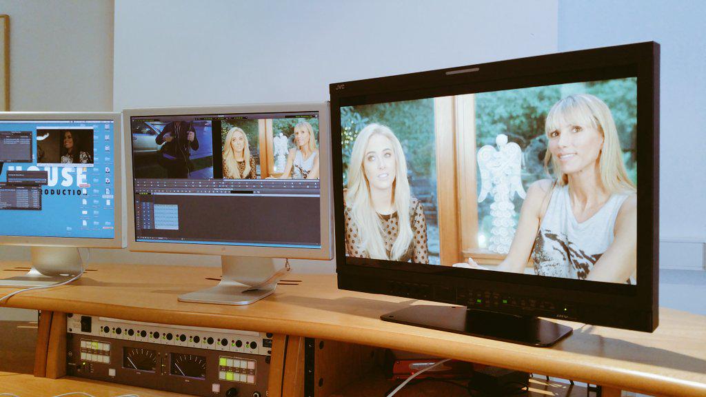 ExilesVancouver's tweet photo. @NicolaMHughes interviews the fantastic @EquineRobin from Real Housewives of Vancouver  ..looking great in the edit! http://t.co/jrUCv0Qnoz