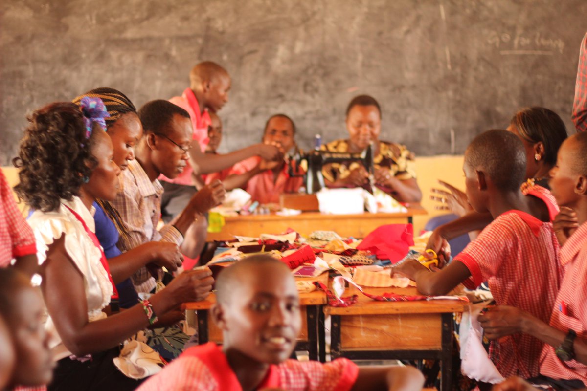 SomacThreads's tweet image. “@SandraJBaxter: A hive of activity at the @Memusi_Tweets sewing bee!! Thanks for kind support @SomacThreads : ) http://t.co/9lYx7g5VsX” 😃