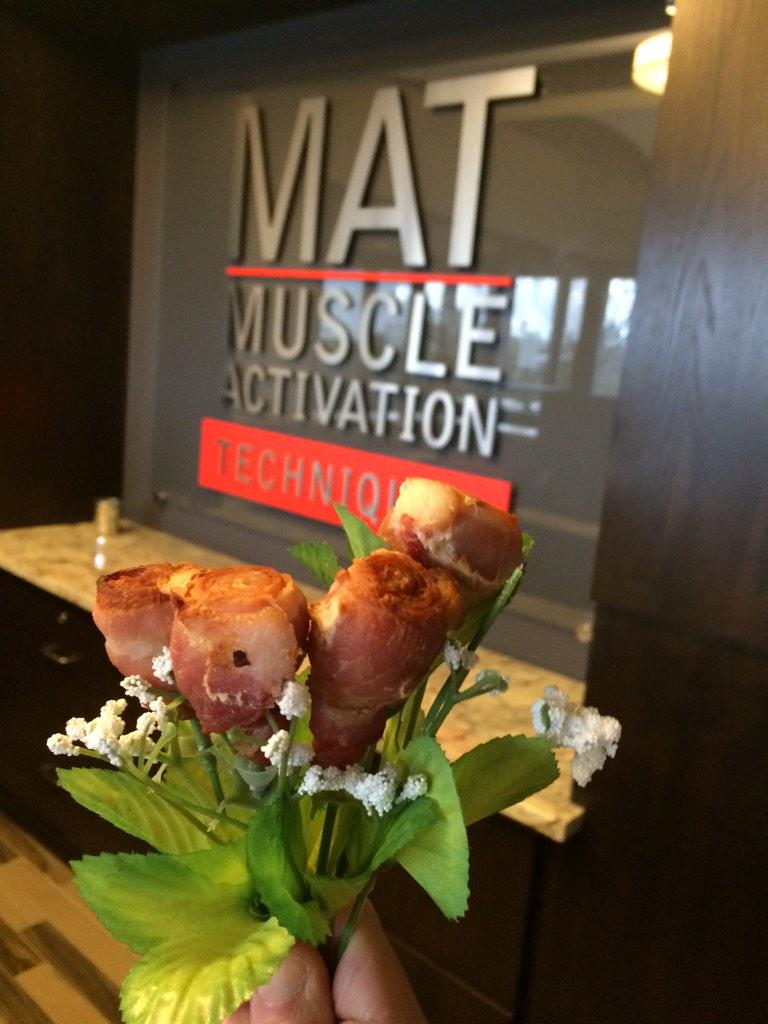 jcolon9's tweet image. #baconroses #4hourchef @tferriss successful gift at the @GRoskopfsMAT yesterday!