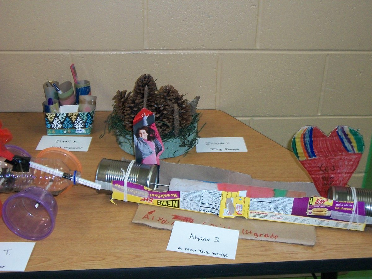 midwayscps's tweet image. First grade did a recycled art project last week! #MidwayArts
