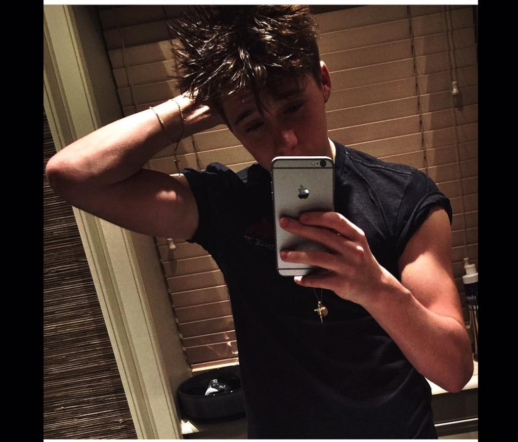 HAPPY 16TH BIRTHDAY BROOKLYN BECKHAM!!    