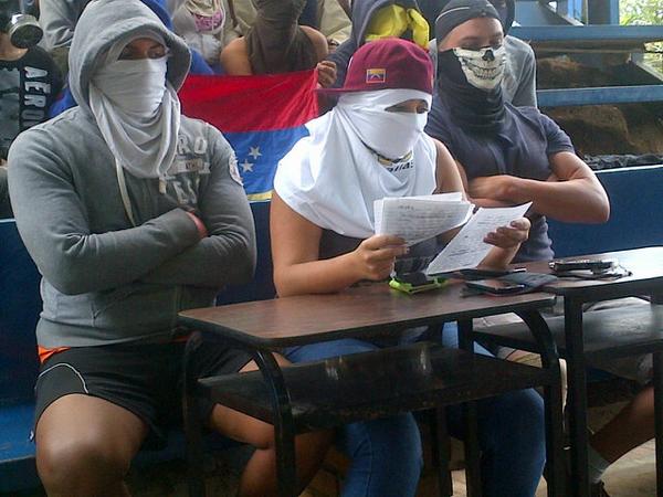 RAPS14_2daParte's tweet photo. ASI SE HABLA CARAJO!!! Movimiento Estudiantil de la ULA-Táchira dicen "No dialogamos con asesinos" http://t.co/e5fGY0cR7J
