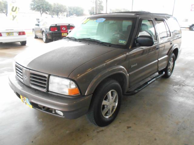KingDezeray's tweet photo. 2000 Oldsmobile Bavada 4x4
-Automatic
-216645 Miles
-$2995
#Leather #4x4 http://t.co/KHwq6nVtoC