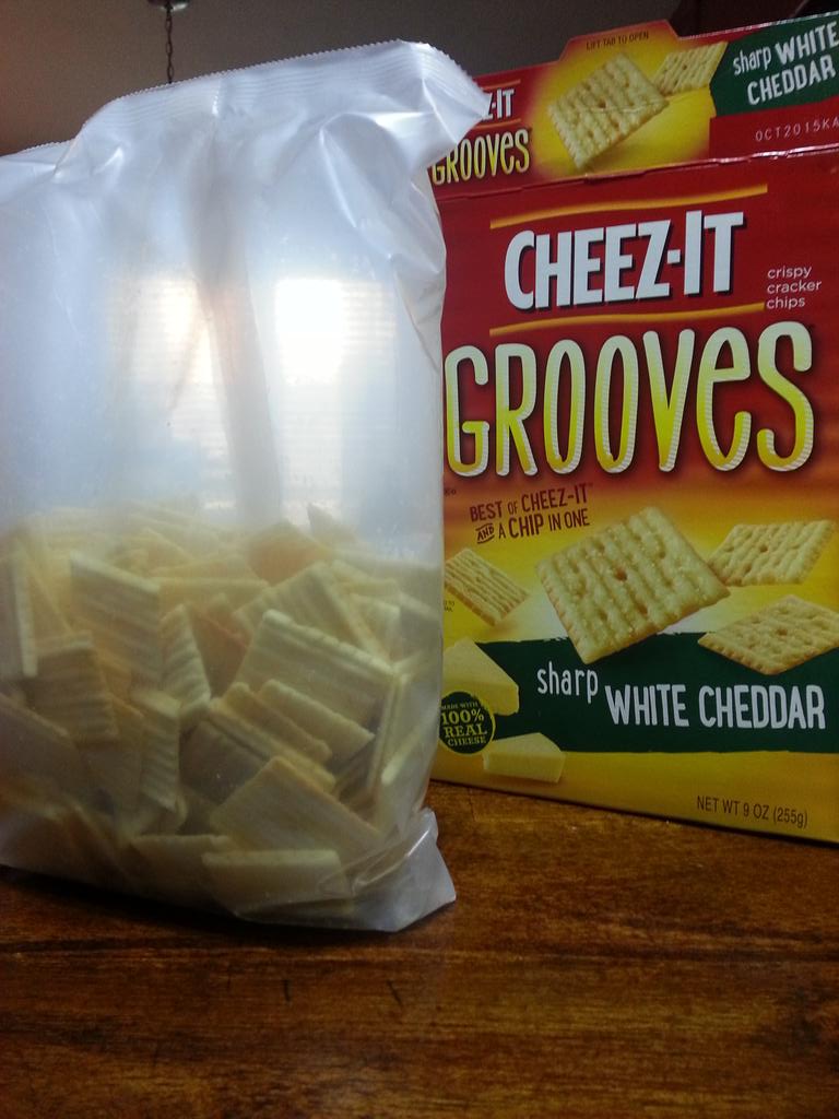 HereToGuide's tweet image. Cheez-it ... Really ? They are $4 can we please get a full fucking bag!