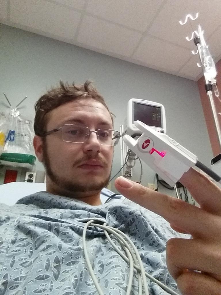 Aaron420g's tweet photo. In the hospital getting tst I have no clue what's wrong http://t.co/TubTU37Qna