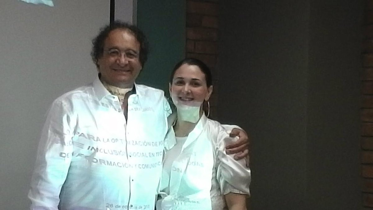 Doctoradofces's tweet photo. Egresada del Posdoctorado @FcesLUZ Derliseth junto al coordinador Dr. Nelso Avila @IVANCANIZALEZ http://t.co/Dc8RDb9Pst