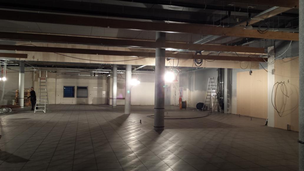 Ze hebben weer hard gewerkt de mannen van de bouw! De vloer ligt er al bijna helemaal in!