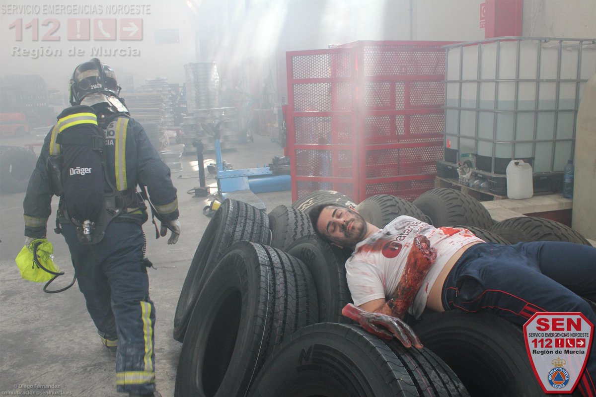SEN_Murcia's tweet photo. Bomberos en busca de víctimas durante esta mañana en el simulacro de #Mula. @112rmurcia #ProtecciónCivil #SEN #112RM http://t.co/htCj5fCne9