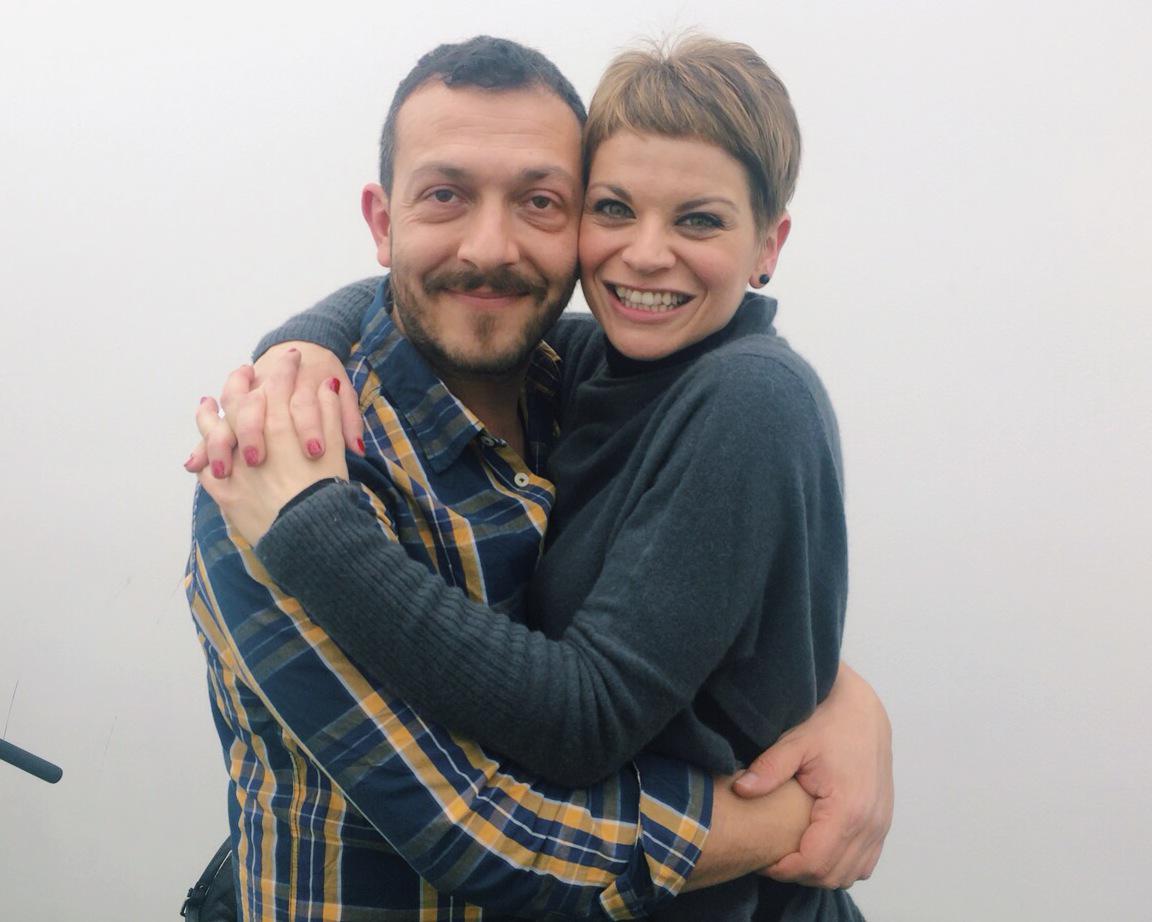 AmorosoOF's tweet photo. Grazie a Magna, il mio mitico chitarrista per avermi accompagnata durante il "live" per @tvsorrisi ! #amiomodoviamo http://t.co/JttKdf3Yma